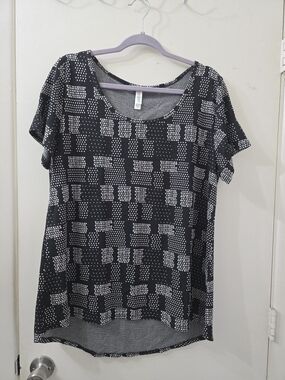Women's Lularoe  Black & White Patterned Short Sleeve Top